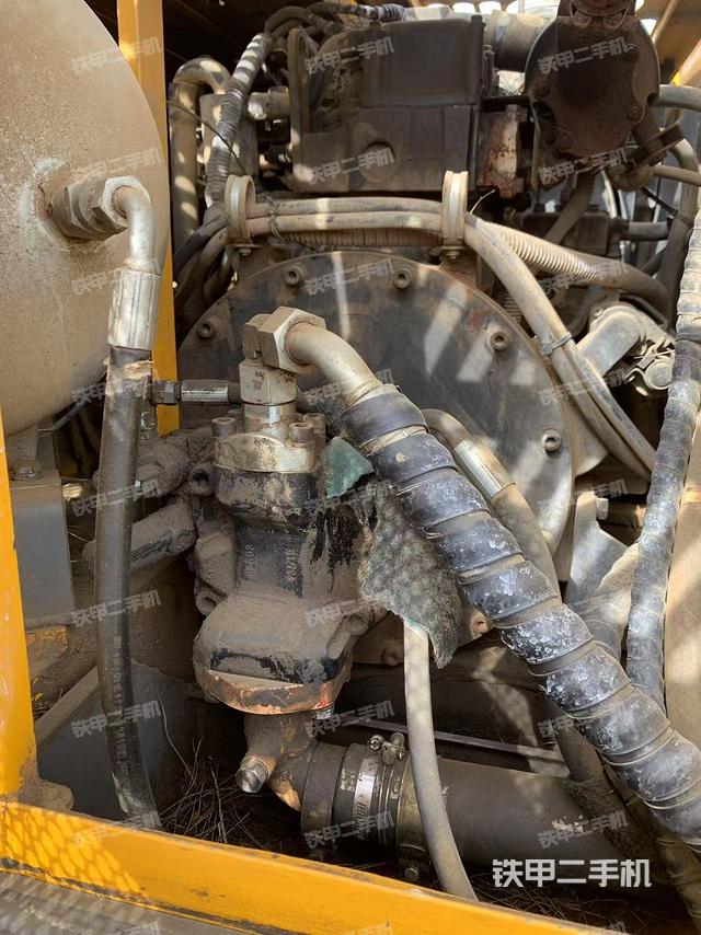 液壓泵艙室正面整體(整機外觀) 液壓泵艙室正面整體(整機外觀)
