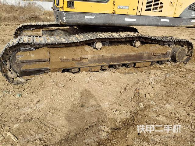 單側(cè)履帶整體(整機(jī)外觀) 單側(cè)履帶整體(整機(jī)外觀)