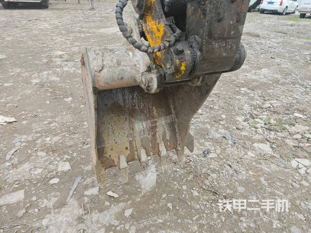 鏟斗右后整體(工作和回轉(zhuǎn)裝置) 鏟斗右后整體(工作和回轉(zhuǎn)裝置)