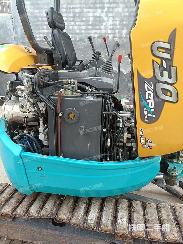 液压泵舱室正面整体（整机外观）