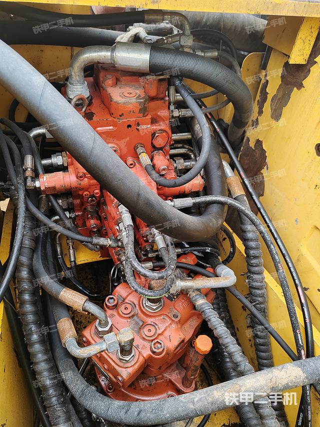 回转马达和主控阀（整机外观）