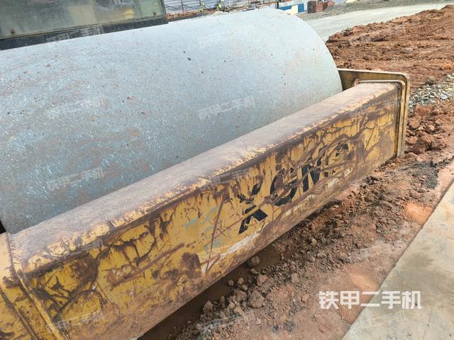 后輪右側(cè)全景（壓路機前后車架）