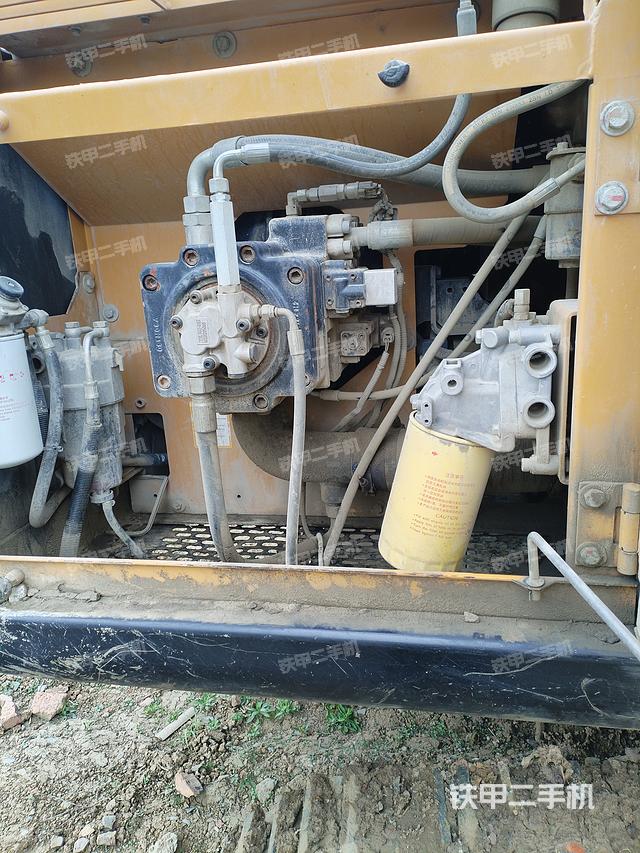 液壓泵艙室正面整體(整機(jī)外觀) 液壓泵艙室正面整體(整機(jī)外觀)