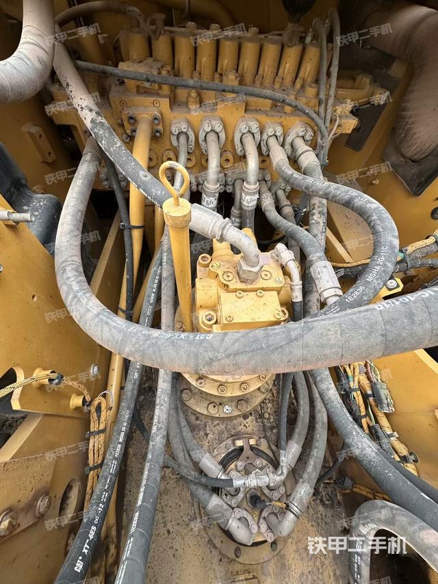 回转马达和主控阀（整机外观）