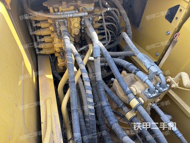 回轉(zhuǎn)馬達(dá)和主控閥(整機外觀) 回轉(zhuǎn)馬達(dá)和主控閥(整機外觀)