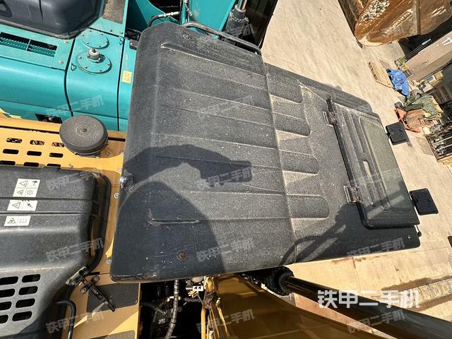 駕駛室頂部(整機(jī)外觀) 駕駛室頂部(整機(jī)外觀)