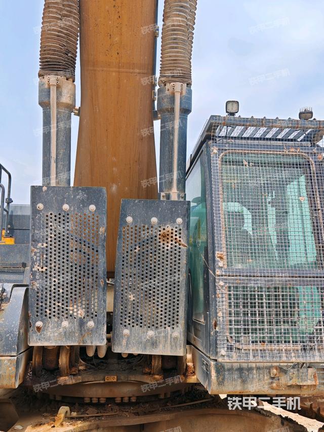 大臂油缸整体 竖拍（工作和回转装置）