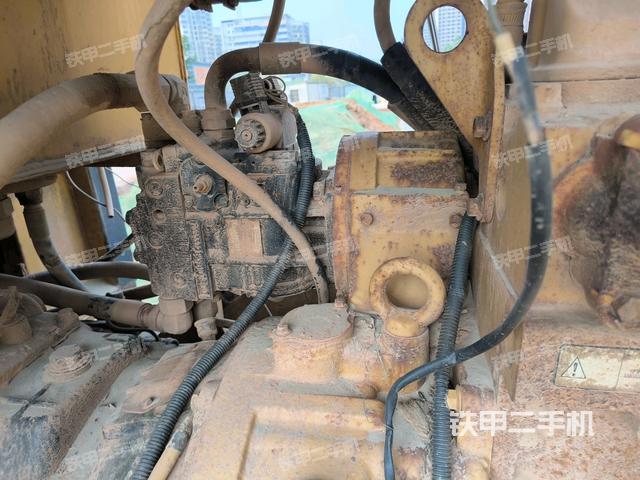 前輪左側(cè)減震塊連接及部件（壓路機前后車架）