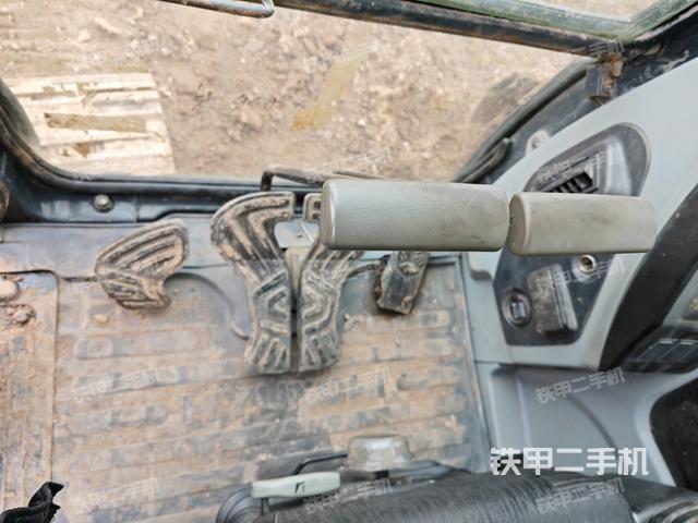 行走控制手柄和踏板?俯拍(駕駛室部分) 行走控制手柄和踏板?俯拍(駕駛室部分)