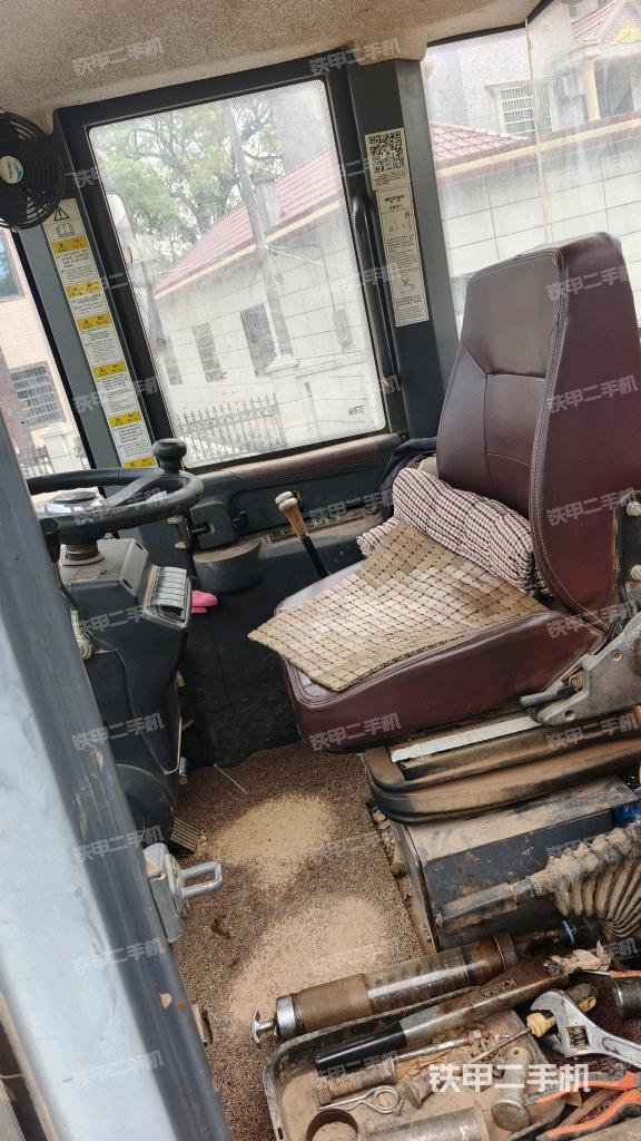 駕駛室內(nèi)部（駕駛室部分）