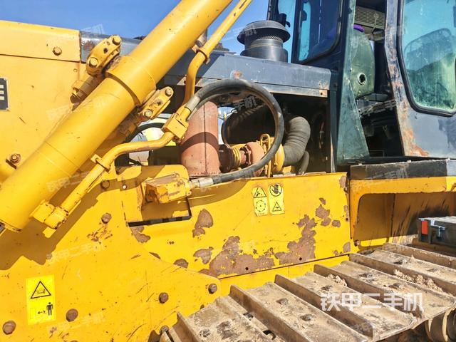 發(fā)動機右側全景(推土機發(fā)動機艙) 發(fā)動機右側全景(推土機發(fā)動機艙)