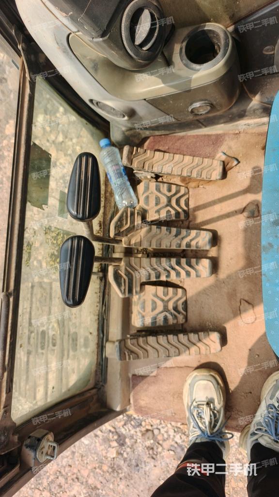 行走控制手柄和踏板 俯拍（驾驶室部分）