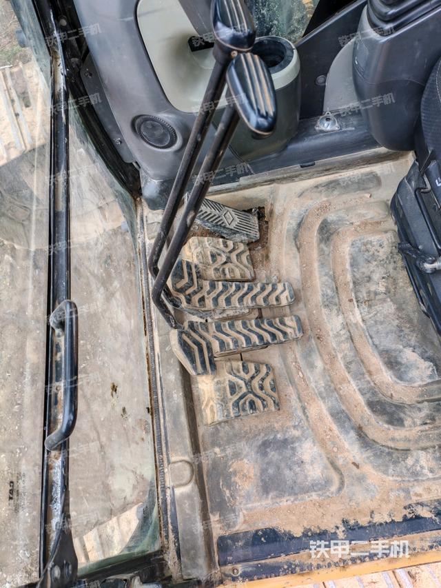 行走控制手柄和踏板?俯拍（駕駛室部分）