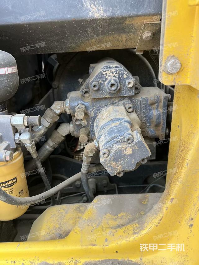 液壓泵艙室正面整體(整機外觀) 液壓泵艙室正面整體(整機外觀)