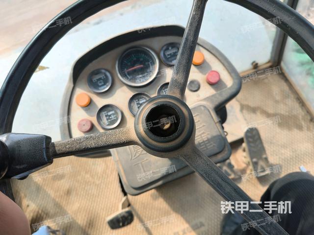 駕駛室側(cè)向上照全景（壓路機駕駛室）