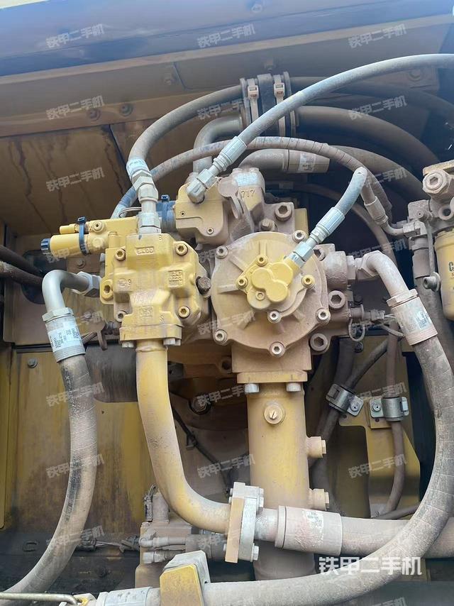 液壓泵艙室正面整體（整機外觀）