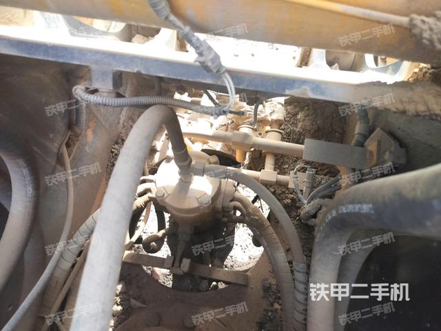 中央回轉(zhuǎn)接頭特寫(xiě)（上車(chē)部件）