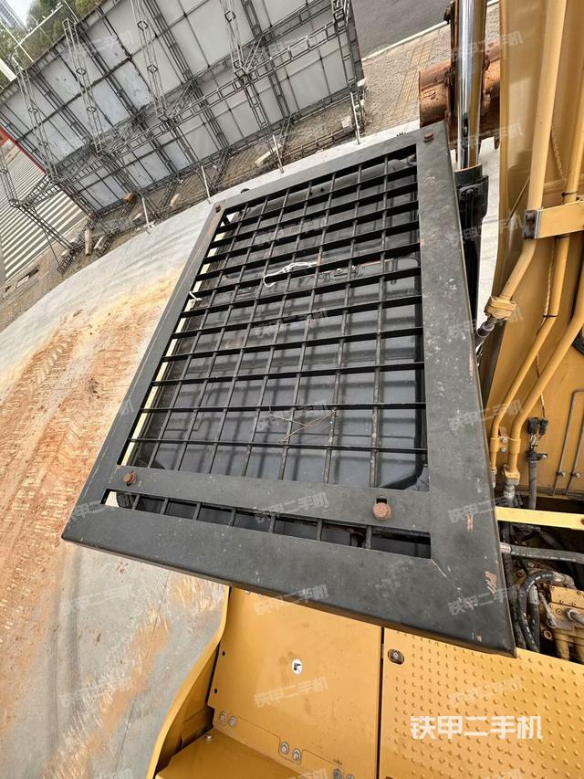 驾驶室顶部（整机外观）