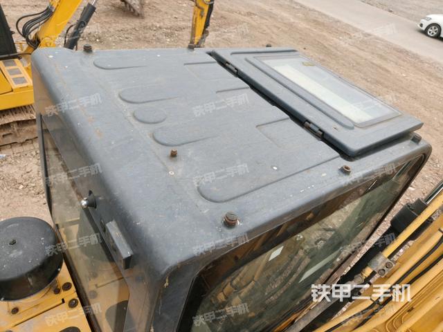 駕駛室頂部(整機(jī)外觀) 駕駛室頂部(整機(jī)外觀)