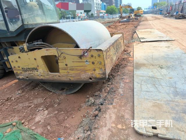 前車架正左側(cè)（壓路機前后車架）