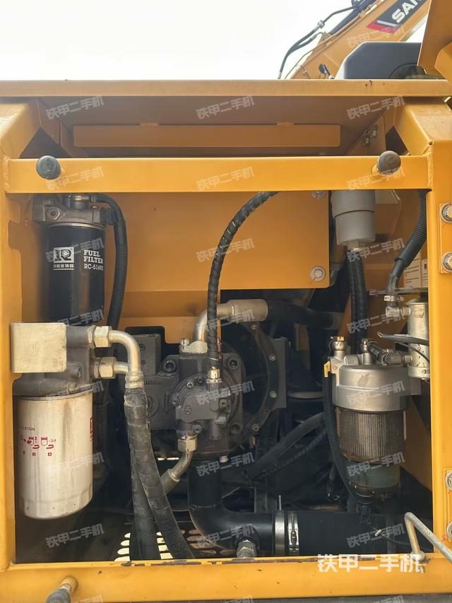 液压泵舱室正面整体（整机外观）