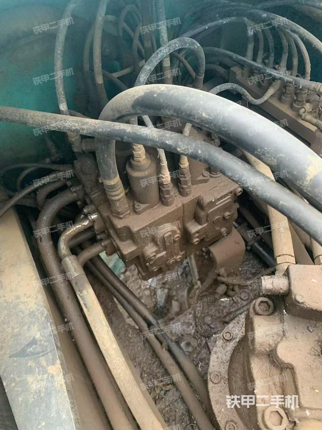 回轉(zhuǎn)馬達(dá)和主控閥（整機(jī)外觀）