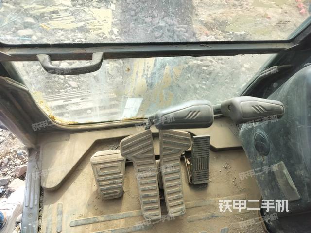 行走控制手柄和踏板?俯拍（駕駛室部分）