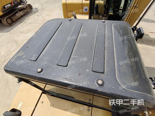 駕駛室頂部(整機(jī)外觀) 駕駛室頂部(整機(jī)外觀)