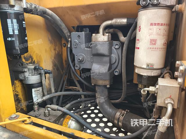 液压泵舱室正面整体（整机外观）