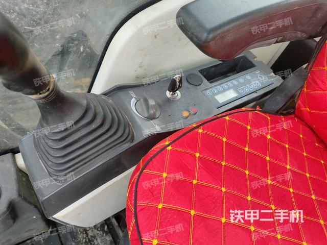 座椅右側(cè)控制臺(tái)/鑰匙門/油門/含右手柄（駕駛室部分）