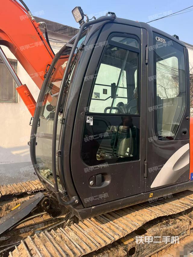 駕駛室整體(整機(jī)外觀) 駕駛室整體(整機(jī)外觀)