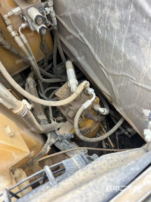 回转马达和主控阀（整机外观）