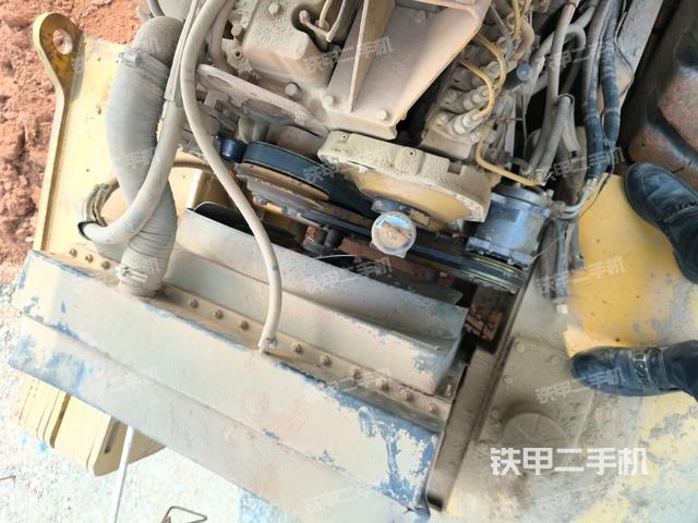 發(fā)動機左側(cè)全景（壓路機發(fā)動機艙）