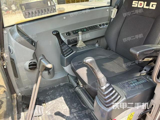 驾驶室整体（整机外观）