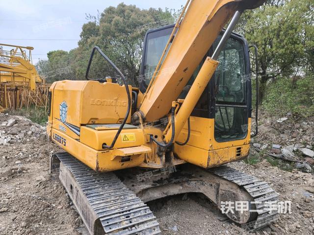 轉(zhuǎn)盤(pán)和下車(chē)架正前（工作和回轉(zhuǎn)裝置）