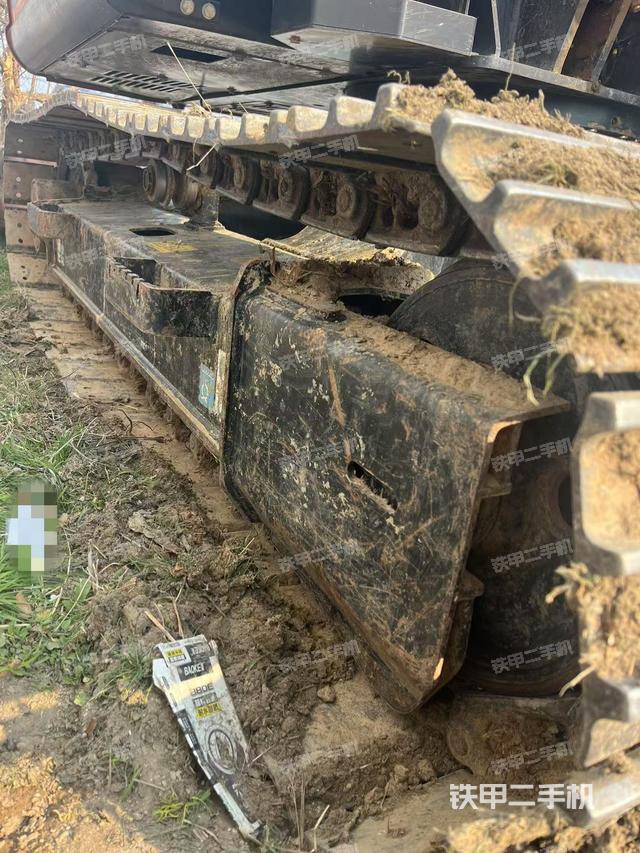 單側(cè)履帶整體(整機(jī)外觀) 單側(cè)履帶整體(整機(jī)外觀)