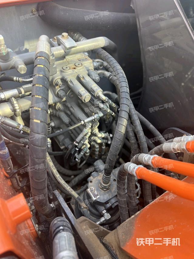 回轉(zhuǎn)馬達(dá)和主控閥(整機(jī)外觀) 回轉(zhuǎn)馬達(dá)和主控閥(整機(jī)外觀)