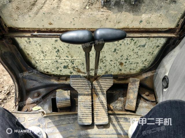 行走控制手柄和踏板?俯拍(駕駛室部分) 行走控制手柄和踏板?俯拍(駕駛室部分)