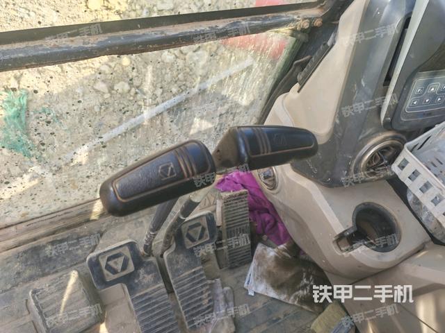 行走控制手柄和踏板?俯拍（駕駛室部分）