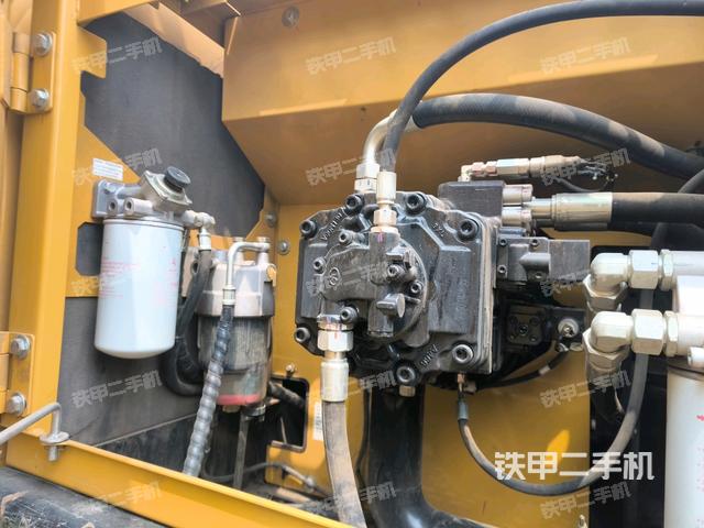液壓泵艙室正面整體(整機外觀) 液壓泵艙室正面整體(整機外觀)