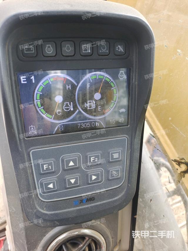 行走控制手柄和踏板?俯拍（駕駛室部分）