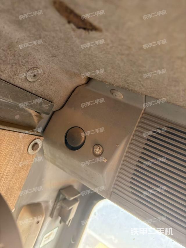行走控制手柄和踏板?俯拍(駕駛室部分) 行走控制手柄和踏板?俯拍(駕駛室部分)