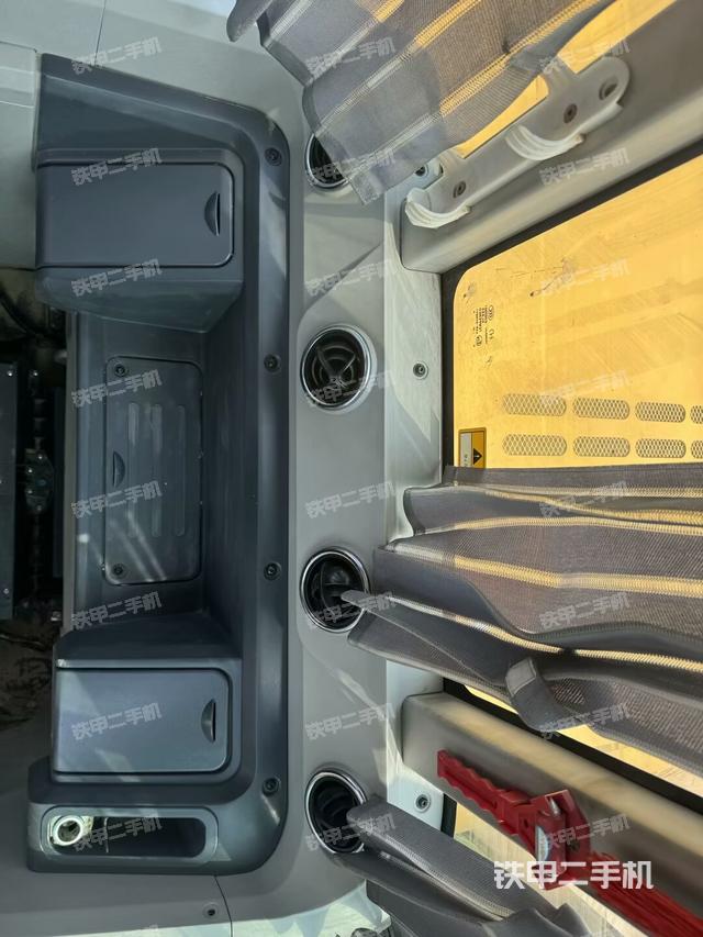 行走控制手柄和踏板?俯拍（駕駛室部分）