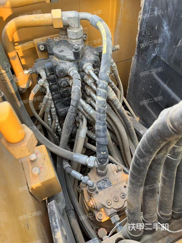 回轉(zhuǎn)馬達(dá)和主控閥(整機(jī)外觀) 回轉(zhuǎn)馬達(dá)和主控閥(整機(jī)外觀)