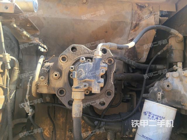 液壓泵艙室正面整體（整機外觀）