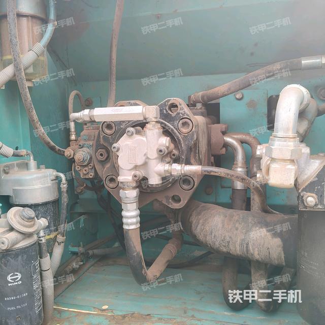 液壓泵艙室正面整體（整機外觀）