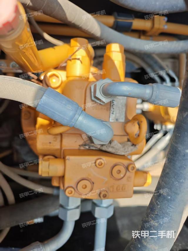 駕駛室整體(整機(jī)外觀) 駕駛室整體(整機(jī)外觀)