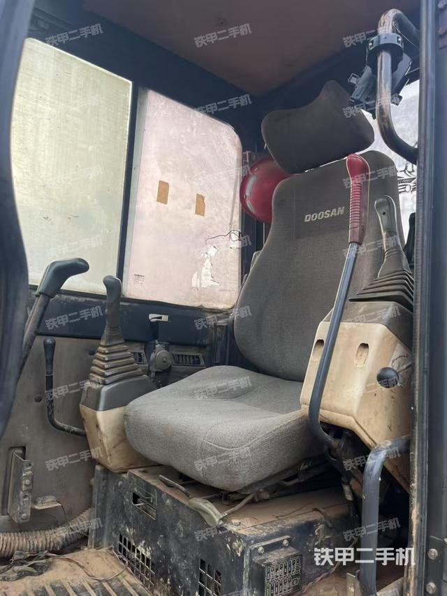 駕駛室整體(整機(jī)外觀) 駕駛室整體(整機(jī)外觀)