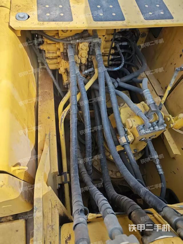 回轉(zhuǎn)馬達(dá)和主控閥（整機(jī)外觀）