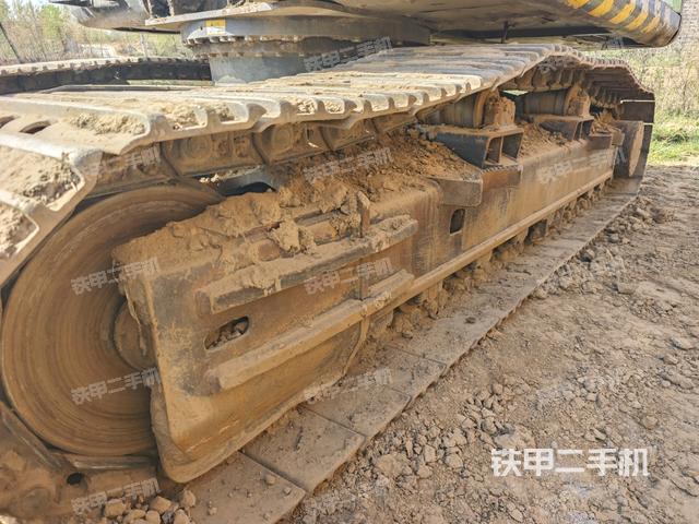單側(cè)履帶整體(整機(jī)外觀(guān)) 單側(cè)履帶整體(整機(jī)外觀(guān))